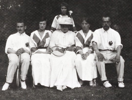 Jerzy V, Mikołaj II, Fryderyk IX. Władcy z tatuażami